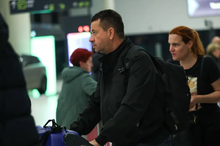 Pogledajte trenutak kad su Hrvati stigli kući, među njima i 11 beba. Pljeskali posadi koja ih je izvukla iz ratne zone