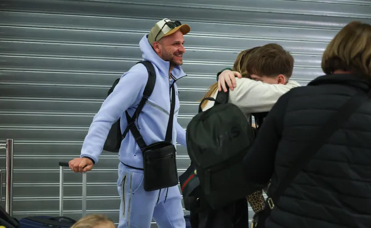 Pogledajte trenutak kad su Hrvati stigli kući, među njima i 11 beba. Pljeskali posadi koja ih je izvukla iz ratne zone