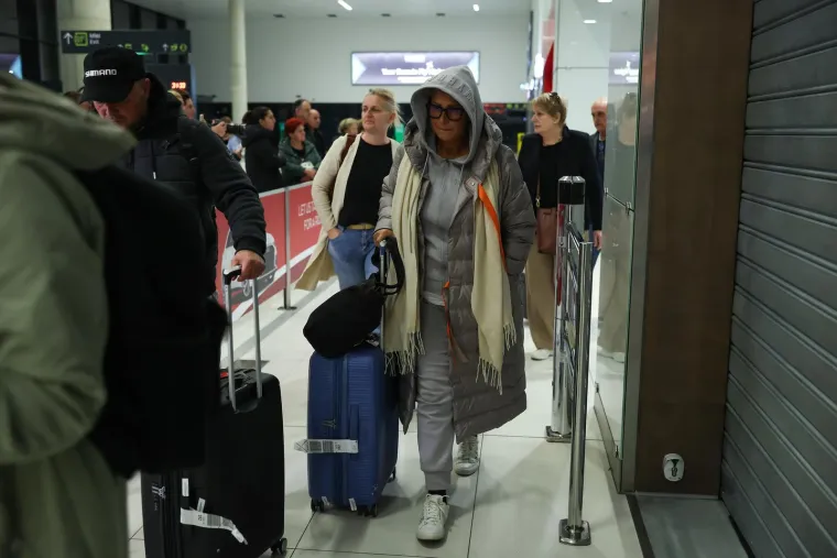 Pogledajte trenutak kad su Hrvati stigli kući, među njima i 11 beba. Pljeskali posadi koja ih je izvukla iz ratne zone