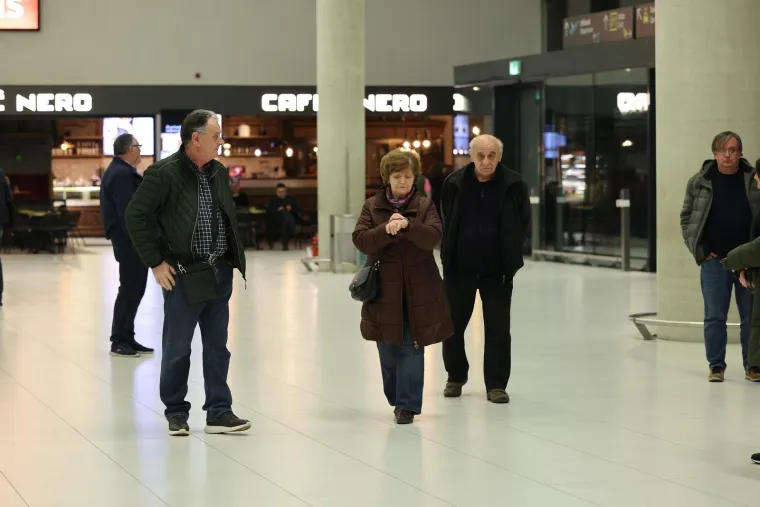 Pogledajte trenutak kad su Hrvati stigli kući, među njima i 11 beba. Pljeskali posadi koja ih je izvukla iz ratne zone