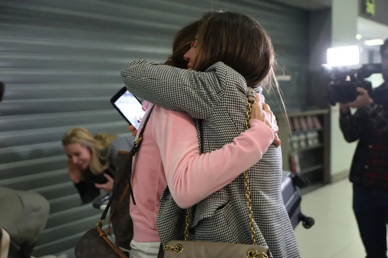 Pogledajte trenutak kad su Hrvati stigli kući, među njima i 11 beba. Pljeskali posadi koja ih je izvukla iz ratne zone