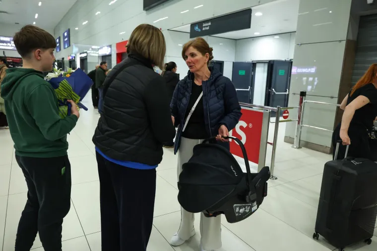 Pogledajte trenutak kad su Hrvati stigli kući, među njima i 11 beba. Pljeskali posadi koja ih je izvukla iz ratne zone