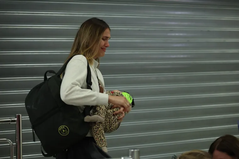 Pogledajte trenutak kad su Hrvati stigli kući, među njima i 11 beba. Pljeskali posadi koja ih je izvukla iz ratne zone