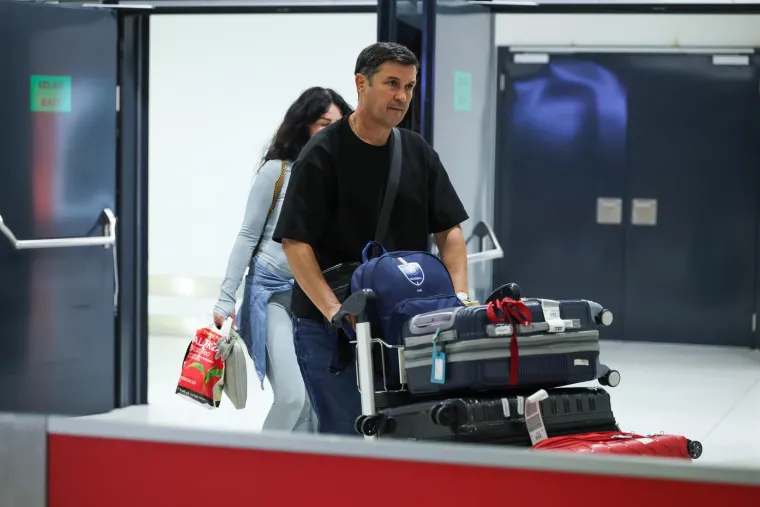 Pogledajte trenutak kad su Hrvati stigli kući, među njima i 11 beba. Pljeskali posadi koja ih je izvukla iz ratne zone