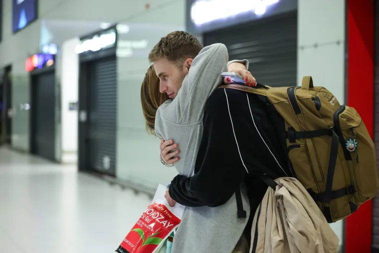 Pogledajte trenutak kad su Hrvati stigli kući, među njima i 11 beba. Pljeskali posadi koja ih je izvukla iz ratne zone