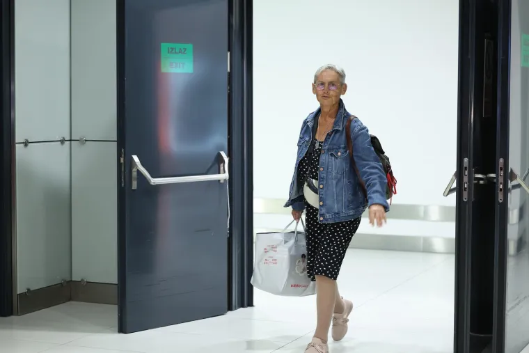 Pogledajte trenutak kad su Hrvati stigli kući, među njima i 11 beba. Pljeskali posadi koja ih je izvukla iz ratne zone