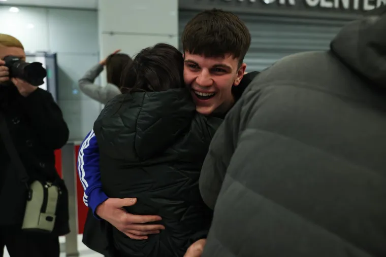 Pogledajte trenutak kad su Hrvati stigli kući, među njima i 11 beba. Pljeskali posadi koja ih je izvukla iz ratne zone