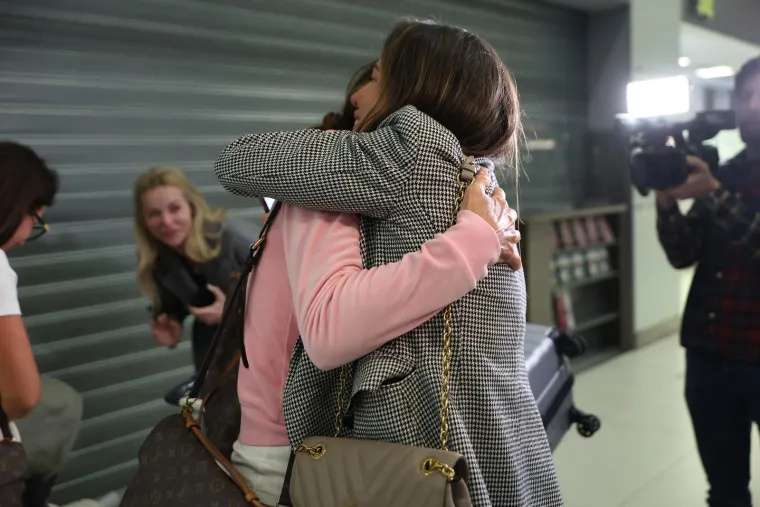 Pogledajte trenutak kad su Hrvati stigli kući, među njima i 11 beba. Pljeskali posadi koja ih je izvukla iz ratne zone