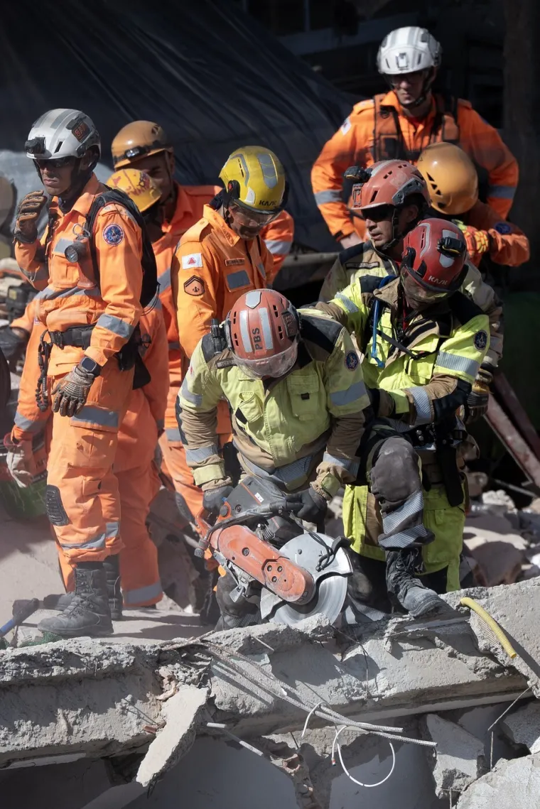 Zgradu progutala zemlja! Ima mrtvih, među spa&scaron;enima dvogodi&scaron;nje dijete: Ove scene nisu za svakoga