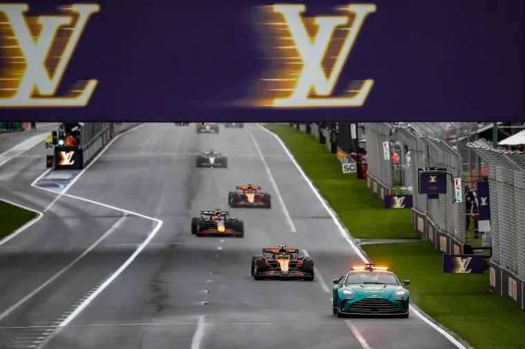 Schumacher leti preko Ferrarija, a vozači su u nevjerici! Kaos kakav se ne viđa često