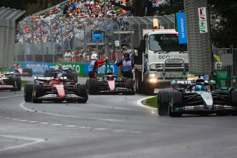 Schumacher leti preko Ferrarija, a vozači su u nevjerici! Kaos kakav se ne viđa često