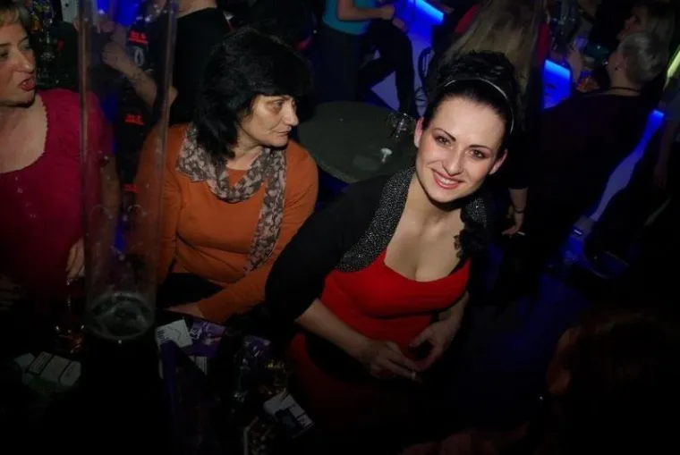 Dugokose ljepotice mamile poglede i plesale do dugo u noć