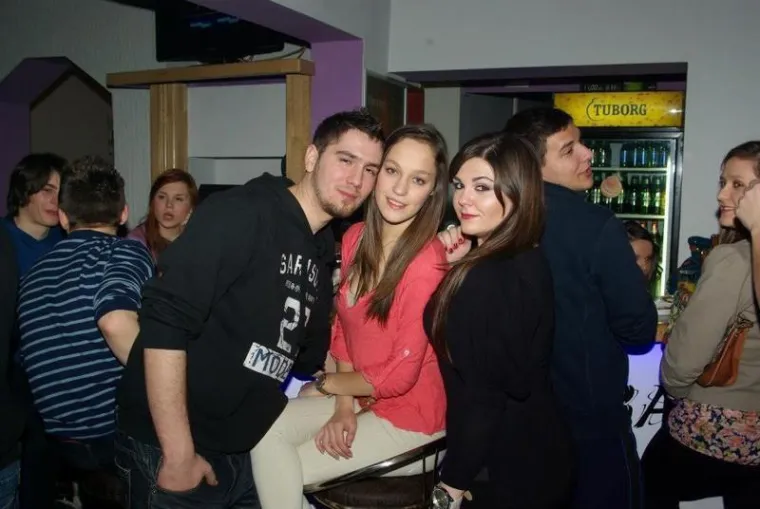 Dugokose ljepotice mamile poglede i plesale do dugo u noć