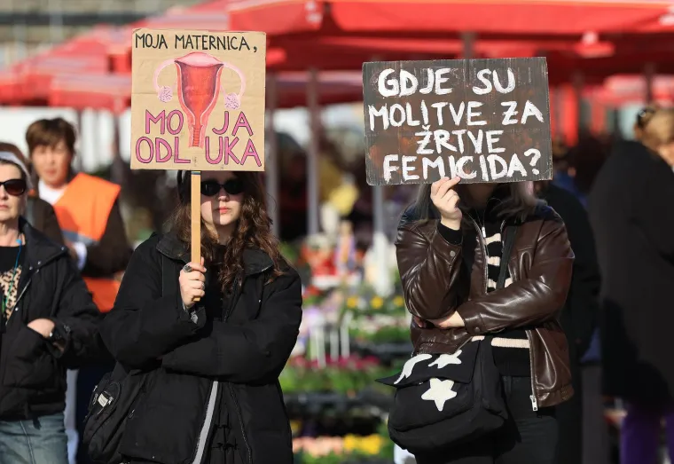 Mu&scaron;karci na koljenima molili krunicu: Između ostalog i da se Mariju prizna za Majku svih ljudi