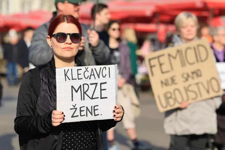 Mu&scaron;karci na koljenima molili krunicu: Između ostalog i da se Mariju prizna za Majku svih ljudi