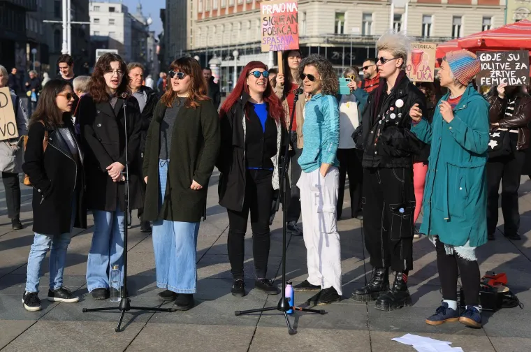 Mu&scaron;karci na koljenima molili krunicu: Između ostalog i da se Mariju prizna za Majku svih ljudi