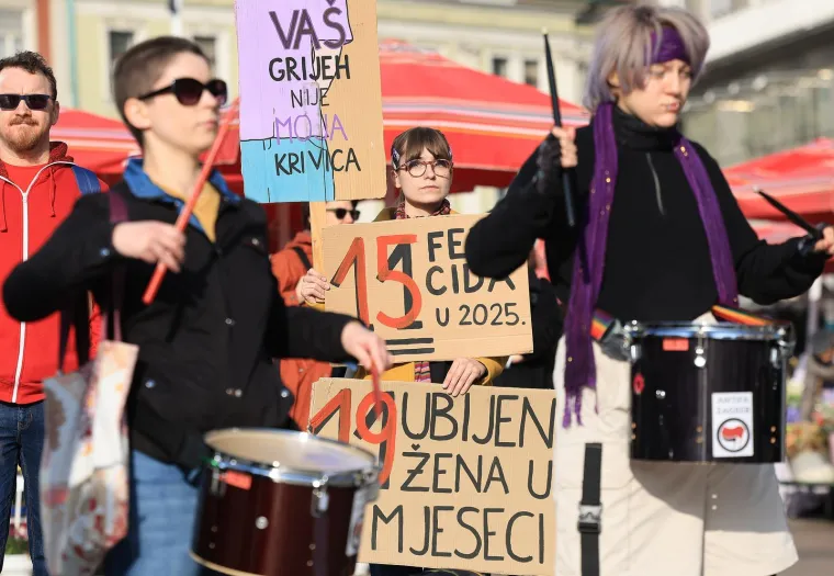 Mu&scaron;karci na koljenima molili krunicu: Između ostalog i da se Mariju prizna za Majku svih ljudi