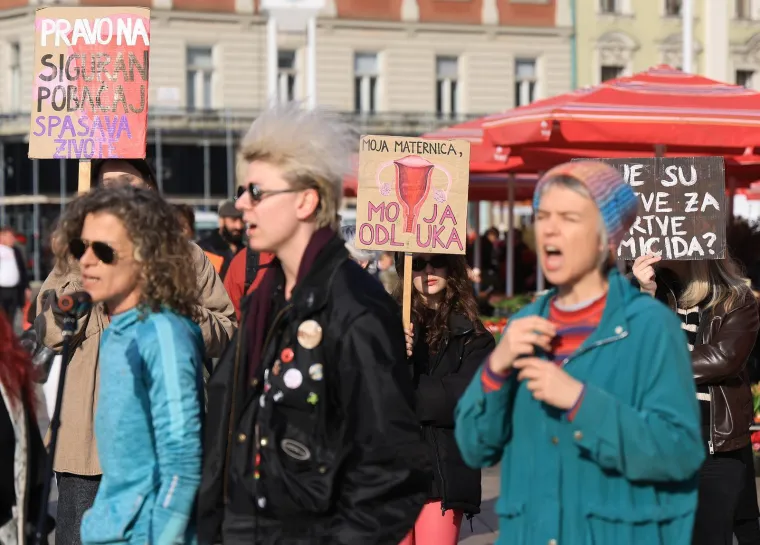Mu&scaron;karci na koljenima molili krunicu: Između ostalog i da se Mariju prizna za Majku svih ljudi