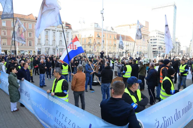Mu&scaron;karci na koljenima molili krunicu: Između ostalog i da se Mariju prizna za Majku svih ljudi