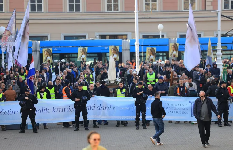 Mu&scaron;karci na koljenima molili krunicu: Između ostalog i da se Mariju prizna za Majku svih ljudi