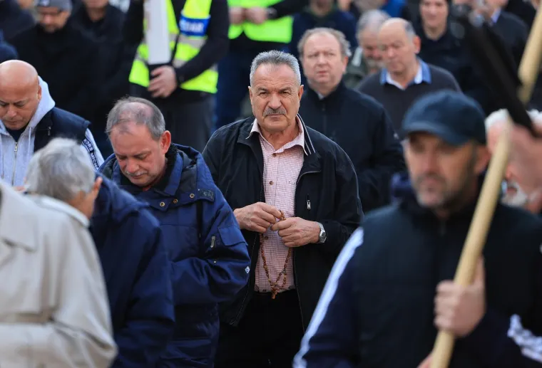 Mu&scaron;karci na koljenima molili krunicu: Između ostalog i da se Mariju prizna za Majku svih ljudi