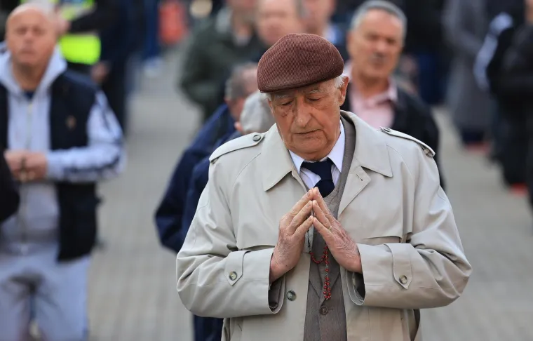 Mu&scaron;karci na koljenima molili krunicu: Između ostalog i da se Mariju prizna za Majku svih ljudi