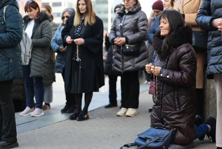 Mu&scaron;karci na koljenima molili krunicu: Između ostalog i da se Mariju prizna za Majku svih ljudi