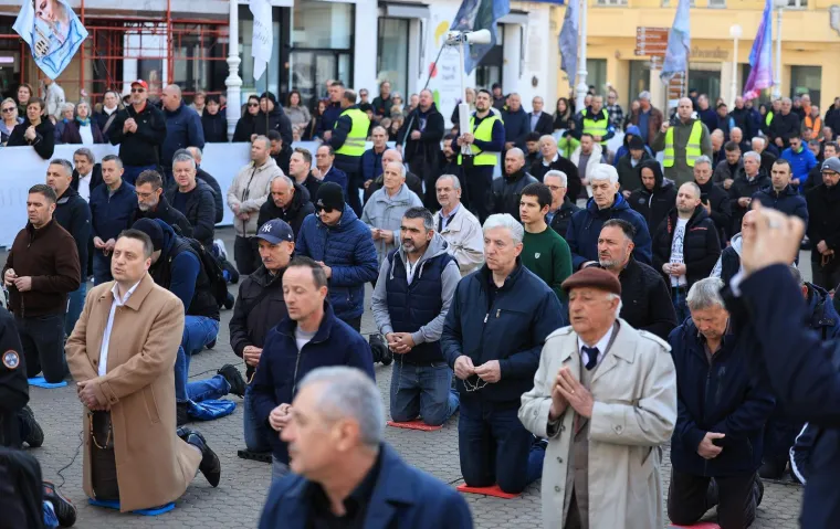 Mu&scaron;karci na koljenima molili krunicu: Između ostalog i da se Mariju prizna za Majku svih ljudi