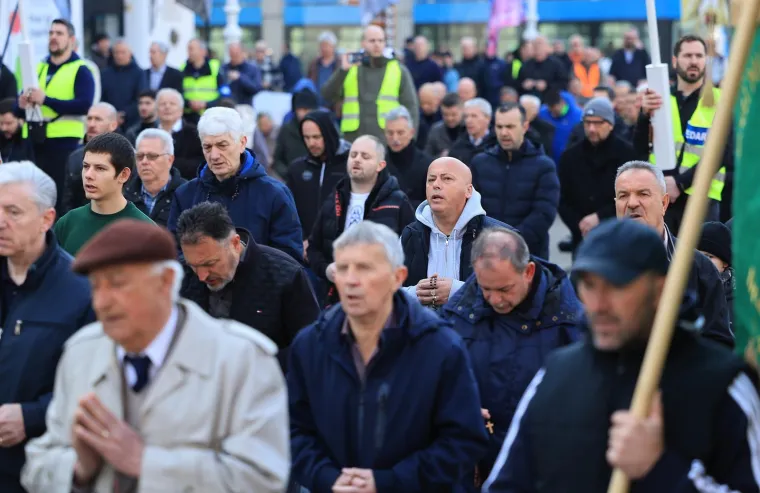 Mu&scaron;karci na koljenima molili krunicu: Između ostalog i da se Mariju prizna za Majku svih ljudi