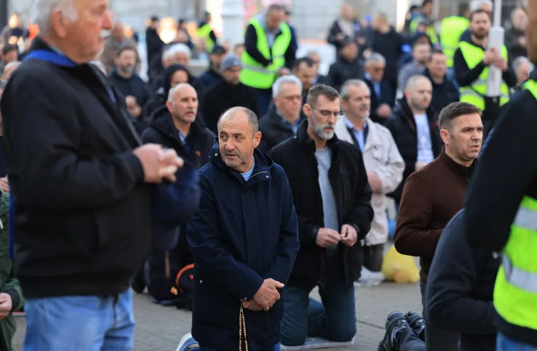 Mu&scaron;karci na koljenima molili krunicu: Između ostalog i da se Mariju prizna za Majku svih ljudi