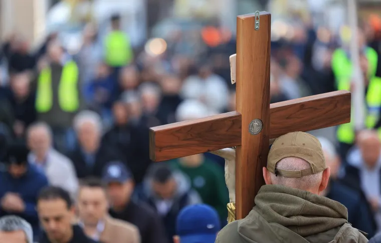 Mu&scaron;karci na koljenima molili krunicu: Između ostalog i da se Mariju prizna za Majku svih ljudi