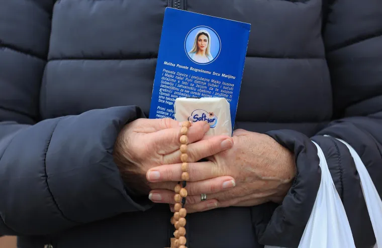 Mu&scaron;karci na koljenima molili krunicu: Između ostalog i da se Mariju prizna za Majku svih ljudi