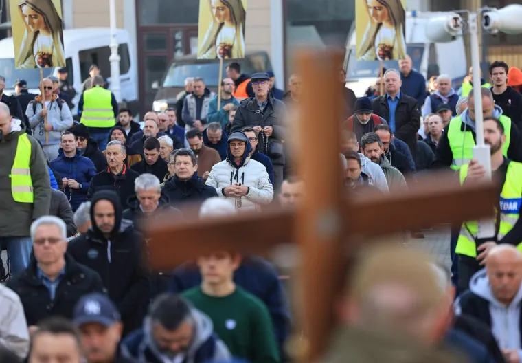 Mu&scaron;karci na koljenima molili krunicu: Između ostalog i da se Mariju prizna za Majku svih ljudi