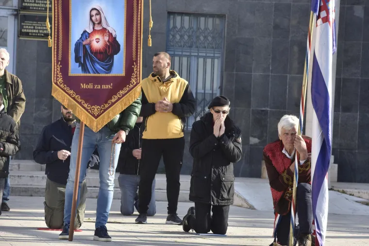 Mu&scaron;karci na koljenima molili krunicu: Između ostalog i da se Mariju prizna za Majku svih ljudi