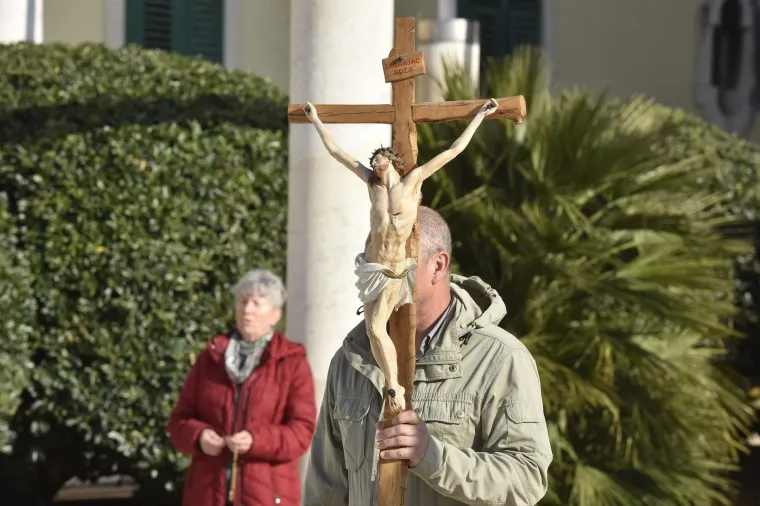 Mu&scaron;karci na koljenima molili krunicu: Između ostalog i da se Mariju prizna za Majku svih ljudi