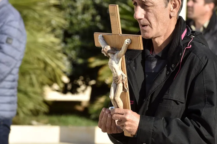 Mu&scaron;karci na koljenima molili krunicu: Između ostalog i da se Mariju prizna za Majku svih ljudi