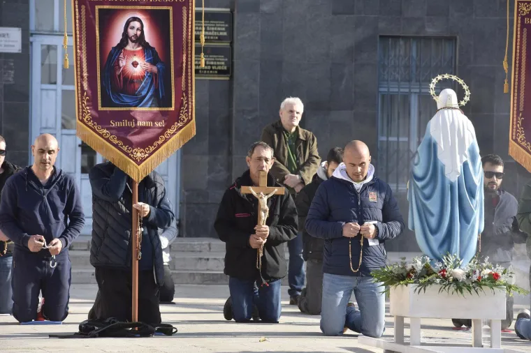 Mu&scaron;karci na koljenima molili krunicu: Između ostalog i da se Mariju prizna za Majku svih ljudi