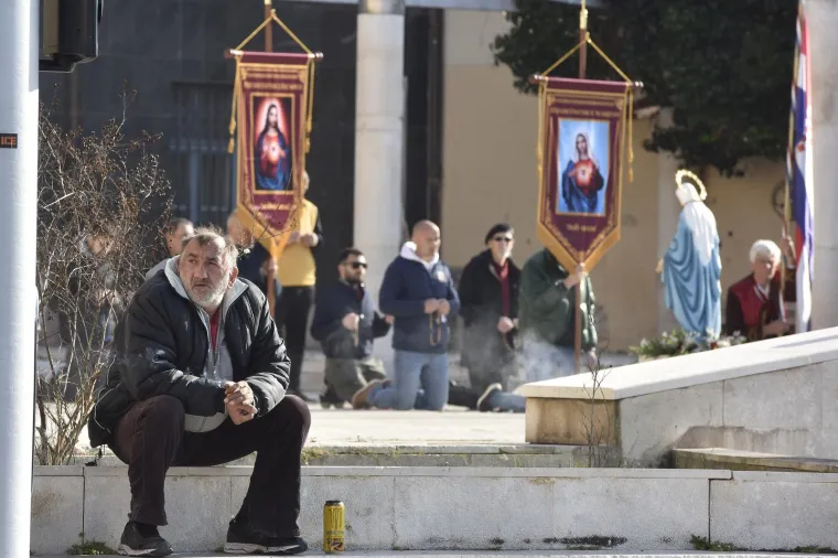 Mu&scaron;karci na koljenima molili krunicu: Između ostalog i da se Mariju prizna za Majku svih ljudi