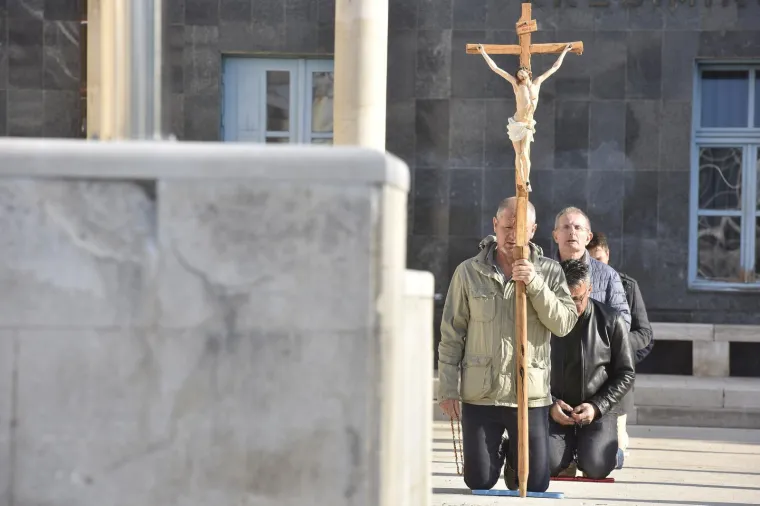 Mu&scaron;karci na koljenima molili krunicu: Između ostalog i da se Mariju prizna za Majku svih ljudi
