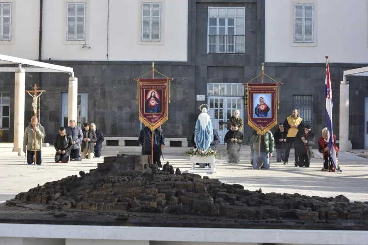 Mu&scaron;karci na koljenima molili krunicu: Između ostalog i da se Mariju prizna za Majku svih ljudi