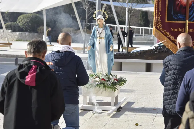 Mu&scaron;karci na koljenima molili krunicu: Između ostalog i da se Mariju prizna za Majku svih ljudi
