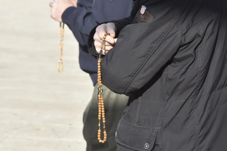 Mu&scaron;karci na koljenima molili krunicu: Između ostalog i da se Mariju prizna za Majku svih ljudi