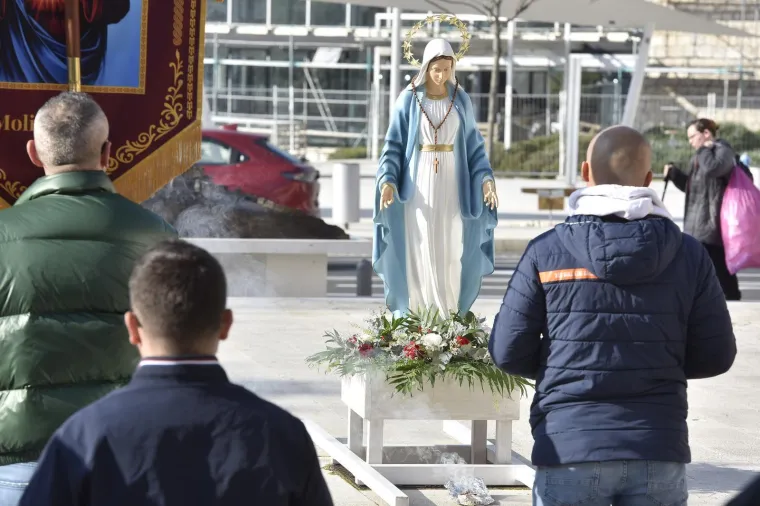 Mu&scaron;karci na koljenima molili krunicu: Između ostalog i da se Mariju prizna za Majku svih ljudi