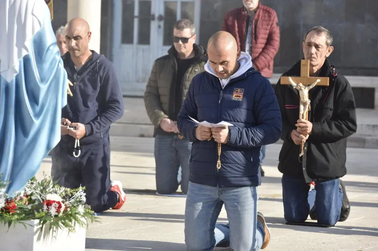 Mu&scaron;karci na koljenima molili krunicu: Između ostalog i da se Mariju prizna za Majku svih ljudi