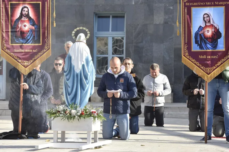 Mu&scaron;karci na koljenima molili krunicu: Između ostalog i da se Mariju prizna za Majku svih ljudi