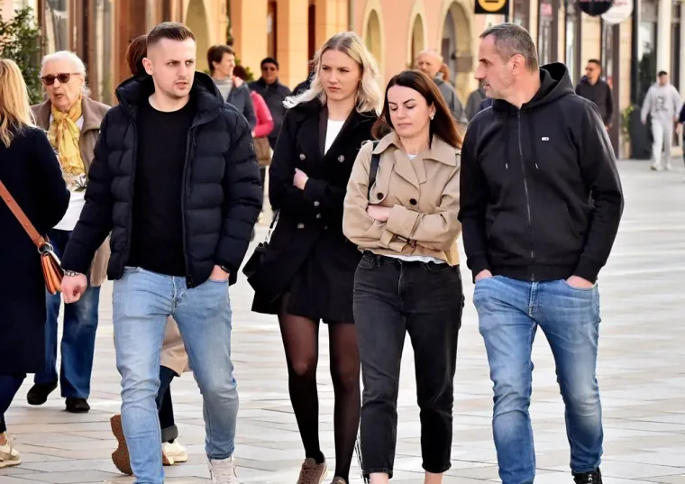 Ma kakva zima: Sunčano vrijeme namamilo je mnoge ljepotice da pro&scaron;etaju centrom grada