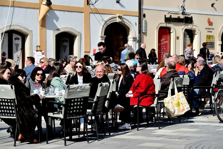 Ma kakva zima: Sunčano vrijeme namamilo je mnoge ljepotice da pro&scaron;etaju centrom grada