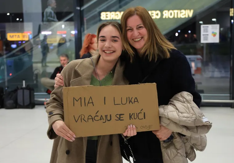 Emotivni prizori i zagrljaji na 'Tuđmanu': Hrvati se vratili kući s Bliskog istoka