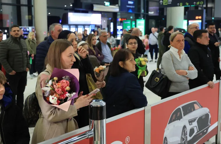 Emotivni prizori i zagrljaji na 'Tuđmanu': Hrvati se vratili kući s Bliskog istoka