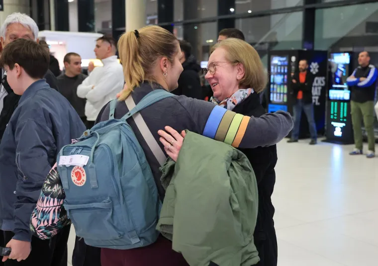 Emotivni prizori i zagrljaji na 'Tuđmanu': Hrvati se vratili kući s Bliskog istoka